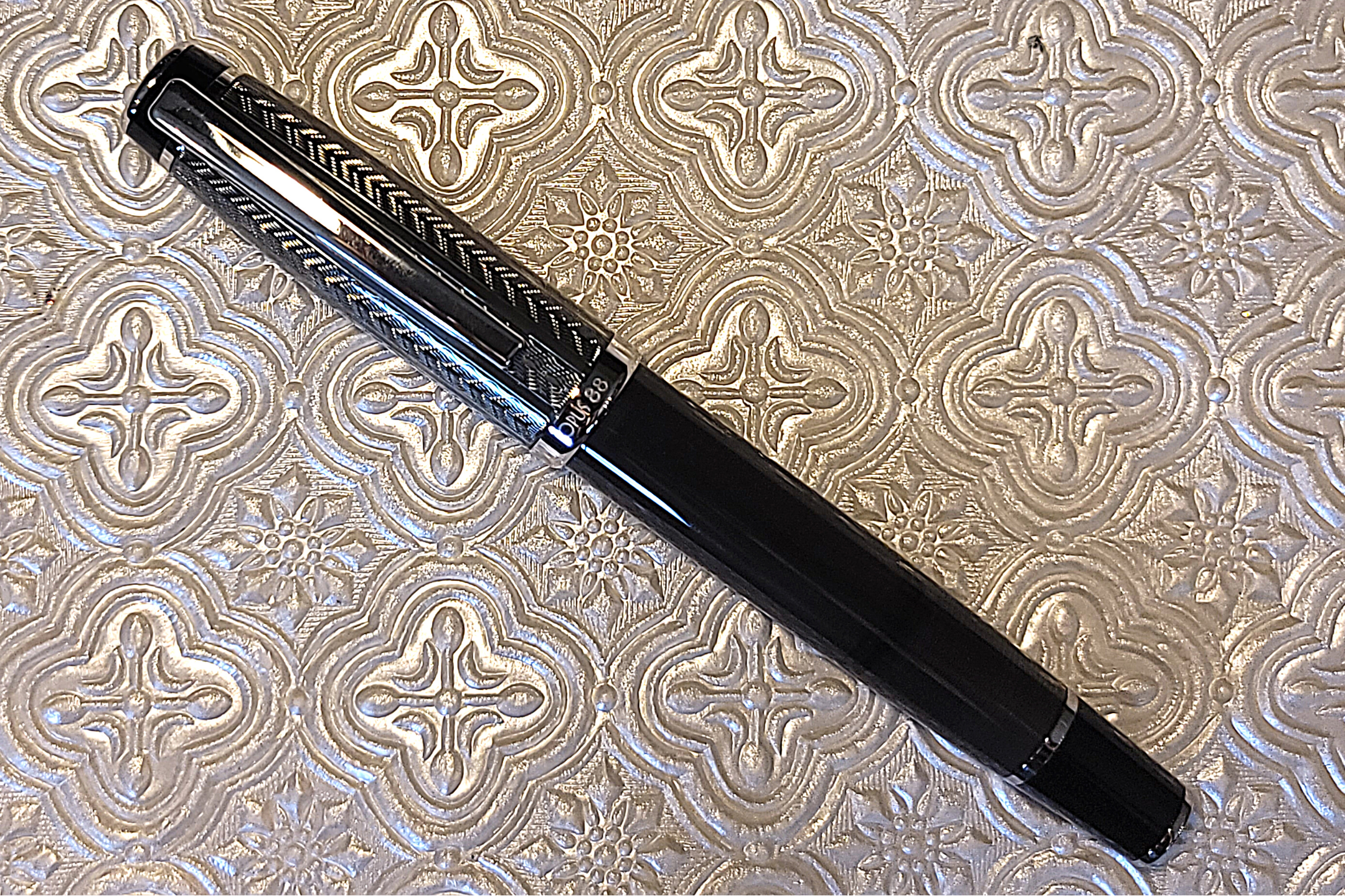 Opus 88 - Opera Arrow Fountain Pen - Grey